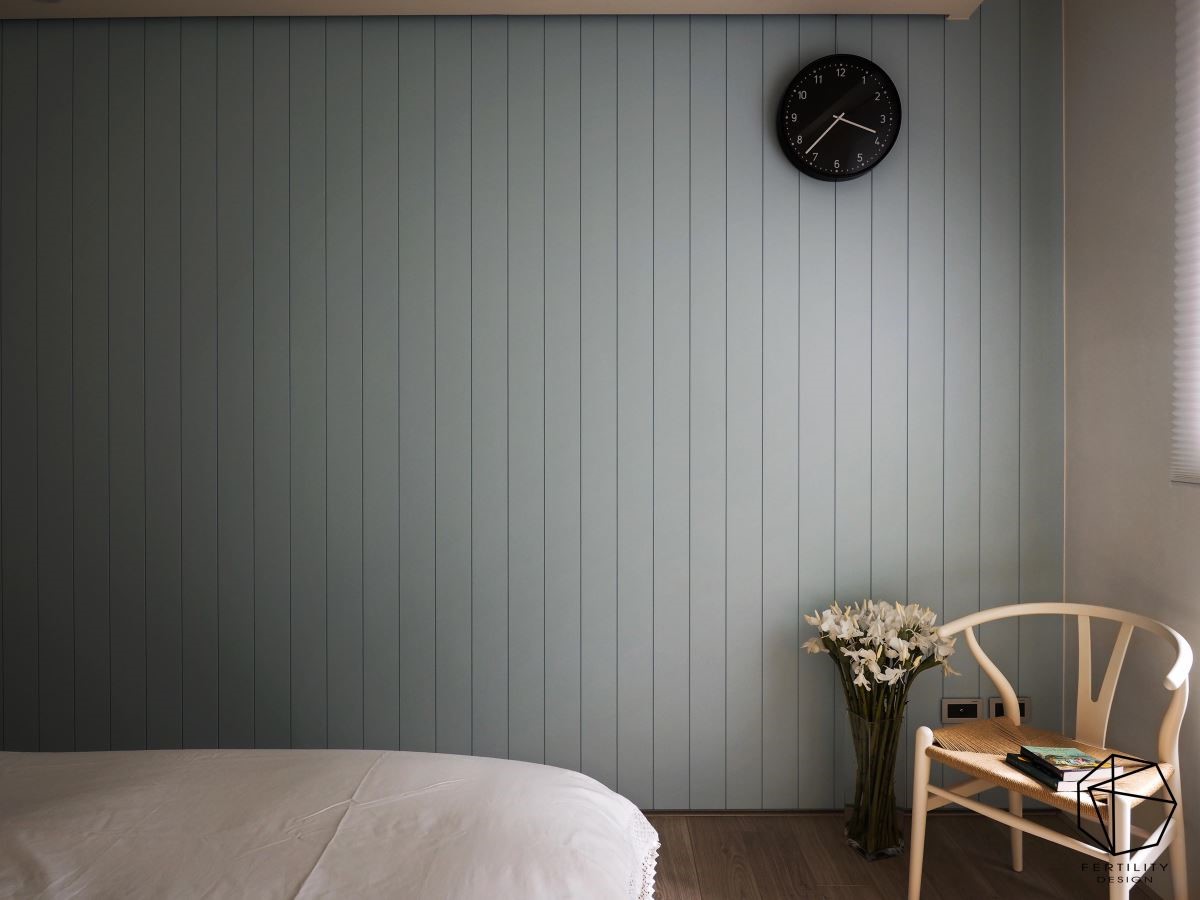 床尾铺陈轻浅的淡色调，营造舒服放松的睡眠氛围。