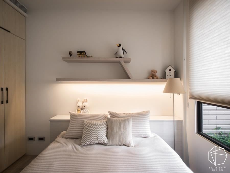 次卧房则在床头加入层板与摆饰，营造生活趣味。