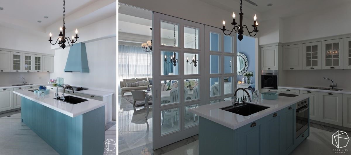 厨房以白色作为空间底色，中岛柜身、排油烟机则刻意做出跳色处理，以天空蓝营造跃动感，让厨房显得清爽不油腻。