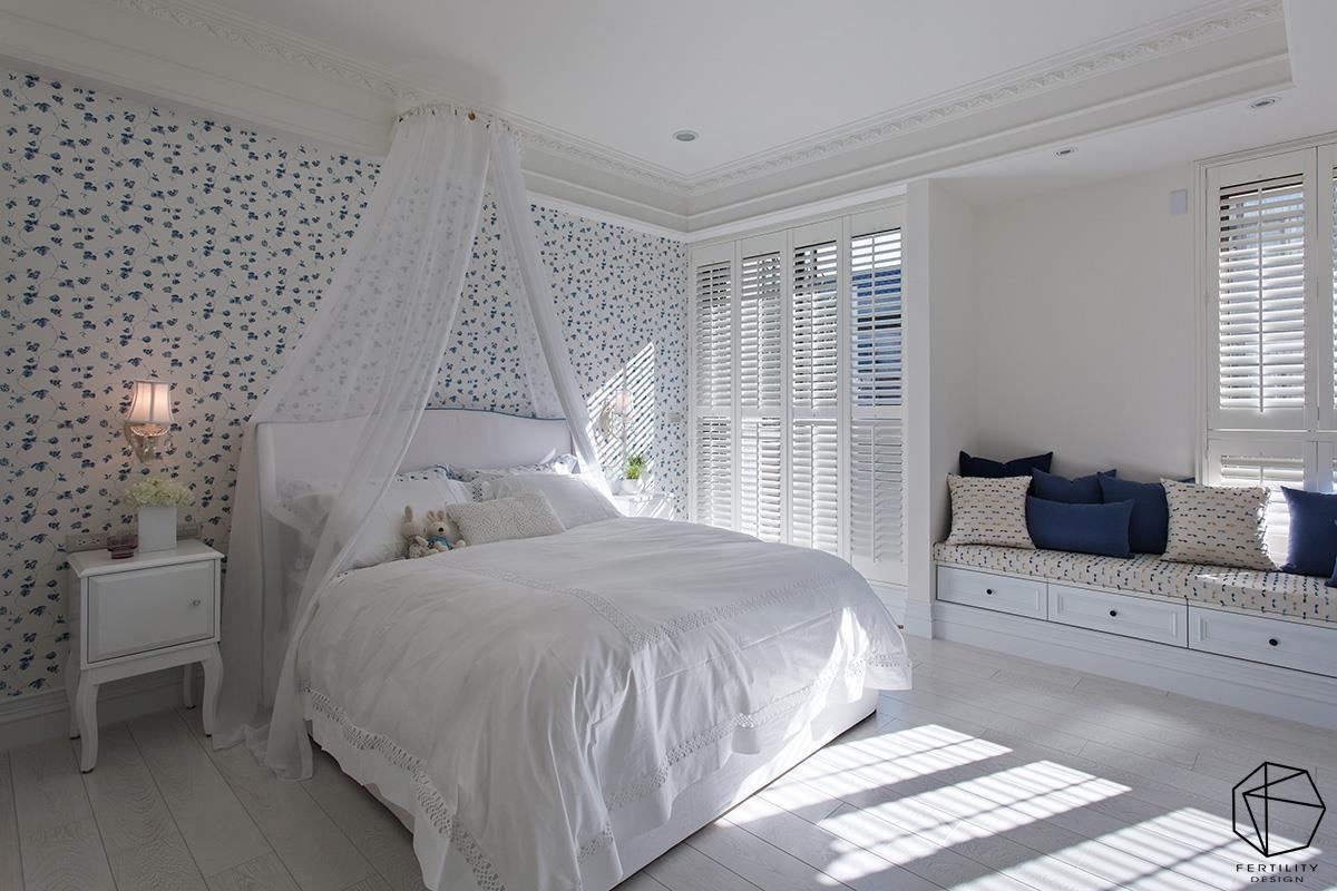 女儿房内，使用蓝与白作搭配，小花图案的墙纸搭配浪漫的床幔，表现出小女生最爱的梦幻氛围。