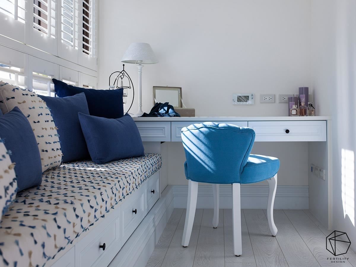 房间窗边更规划了飘窗与书桌，结合和煦的自然光照，悠闲舒适。