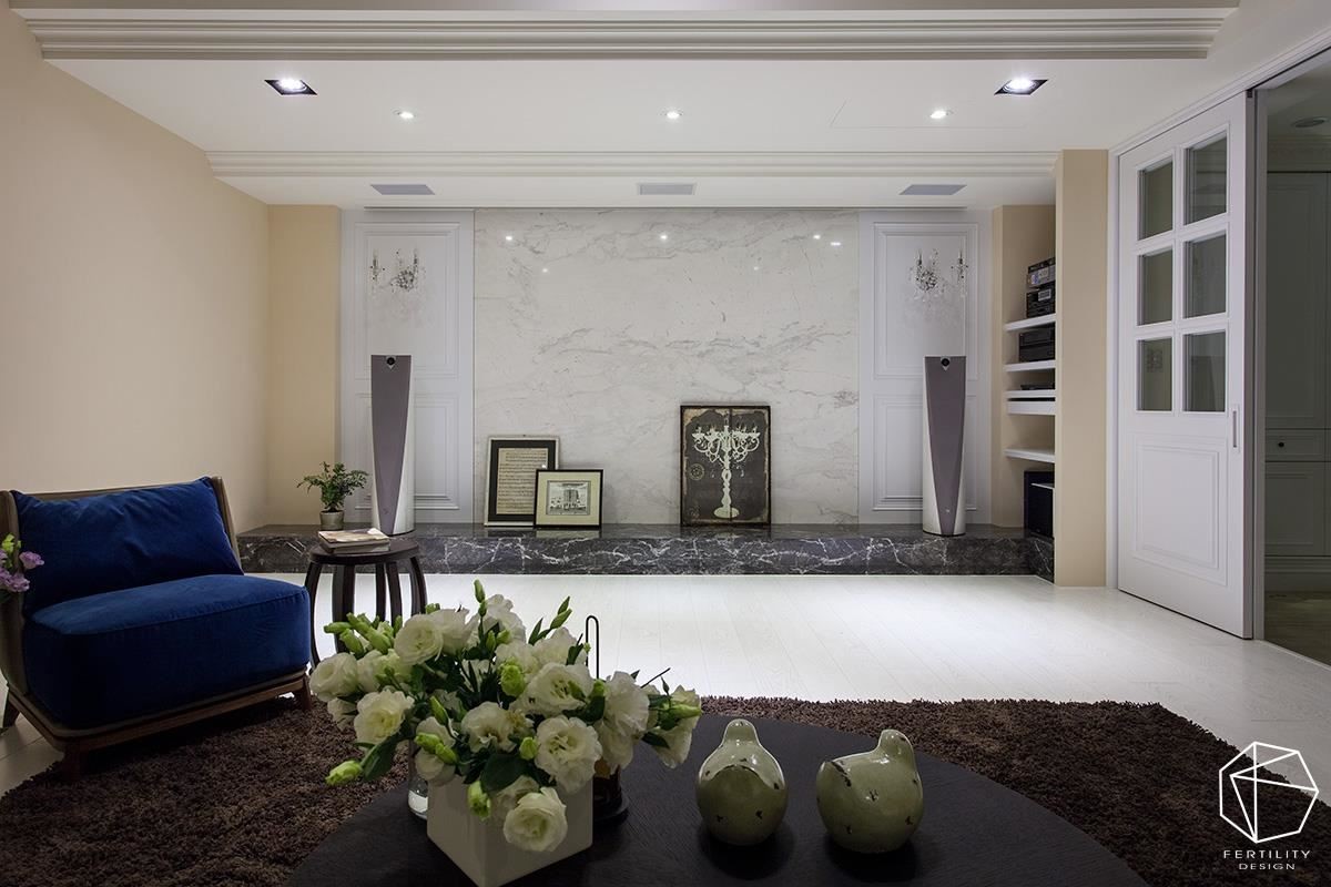 地下室的视听空间安排订制家具，是一家人共聚的休闲场域。