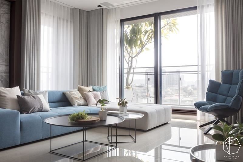 整体一室的灰、白、木质色调，简单且充满质感，勾勒温暖安定的宁静视野，而地坪采用大尺寸的洁白石英砖铺叙，映照着柔和光煦，洒落一地晶亮。