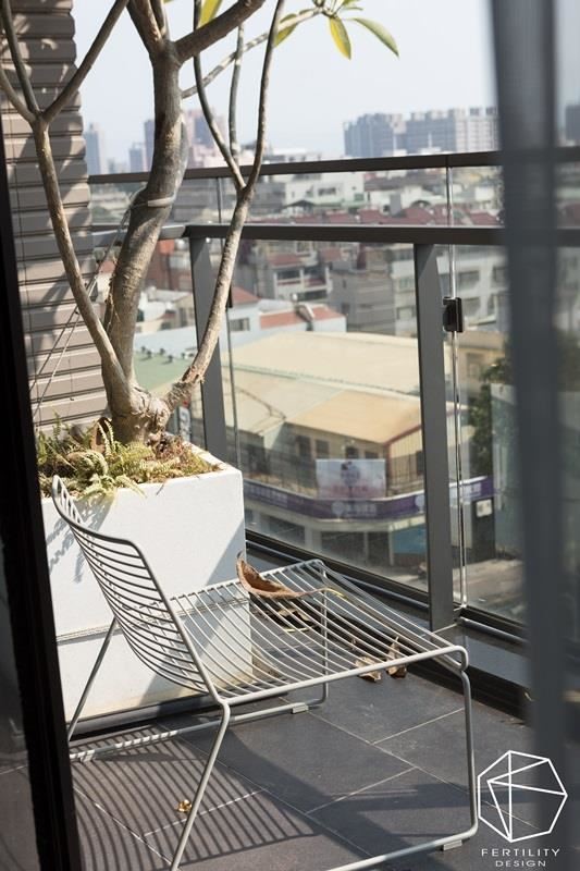 面对户外的阳台，伴随着城市风光与绿意植栽，替家居生活挹注清新、自然的生命力，让人可在此眺望风景，怡然自得。