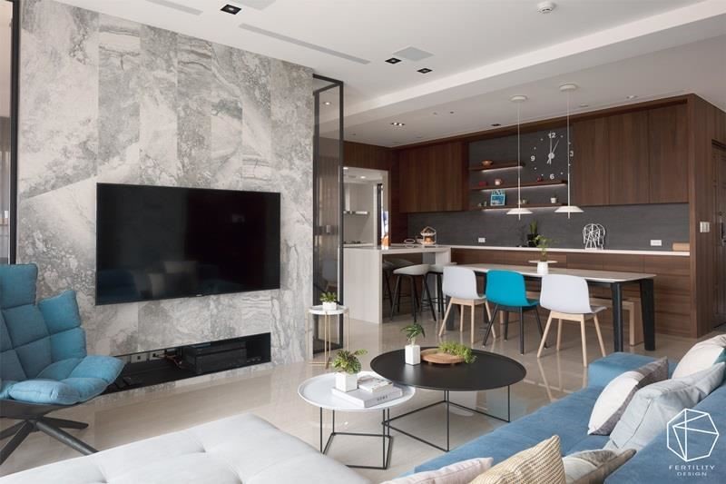 餐食区与客厅仅一步之遥，开放性格局为住家带来互动想象，并扩容空间。