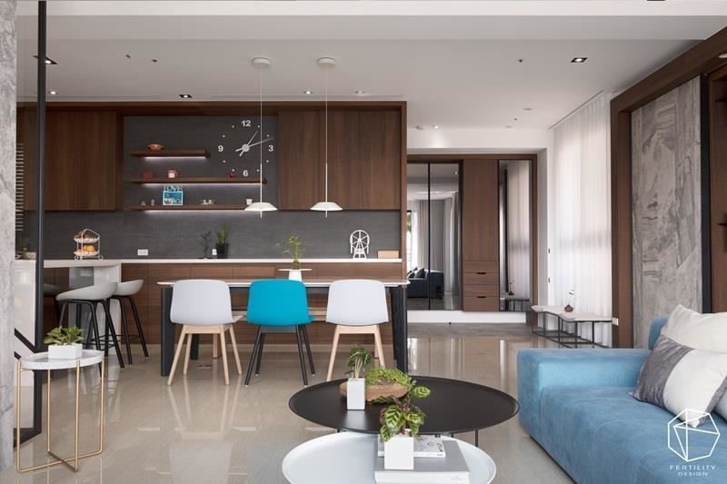 舍去制式的对称餐椅，安排六人座的餐桌与小型吧吧台，减去厚重的餐桌制式感，赋予更弹性的使用情境，并让大面积的收纳柜沿着墙面展延，开拓整齐明朗的餐厨印象。