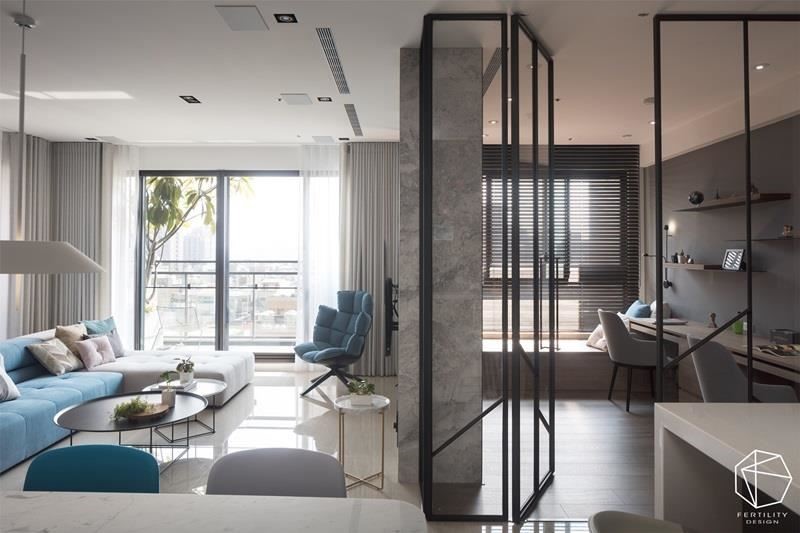 透过玻璃的净透、铁件的利落，构建出书房的通透脱俗感，让采光可自然流动，掩映出朦胧的的舒适景致。