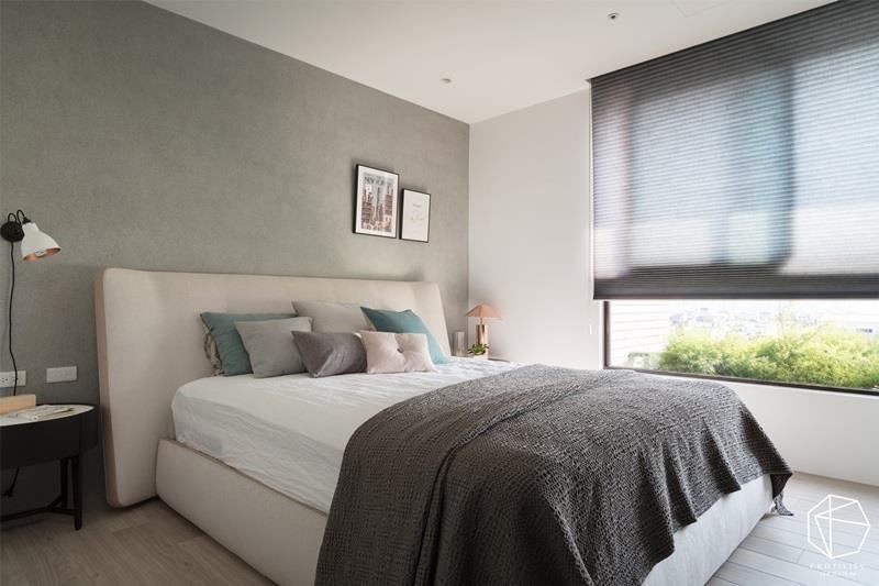 睡眠休憩为主的主卧房，舍弃过多的修饰包装，打造低彩度的灰色墙面，为房间布置出低调清爽的氛围。