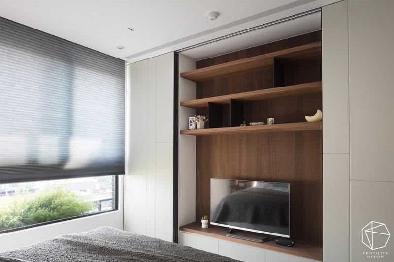 房间内规划兼具展示及收纳的柜体，以简单的配色技巧、复合式的机能运用、弹性的门板设计，驾驭视觉平衡之美。