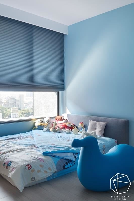 儿童房则以海蓝色调挹注活泼感，辅以大量自然光，构筑给孩子的无压时光。