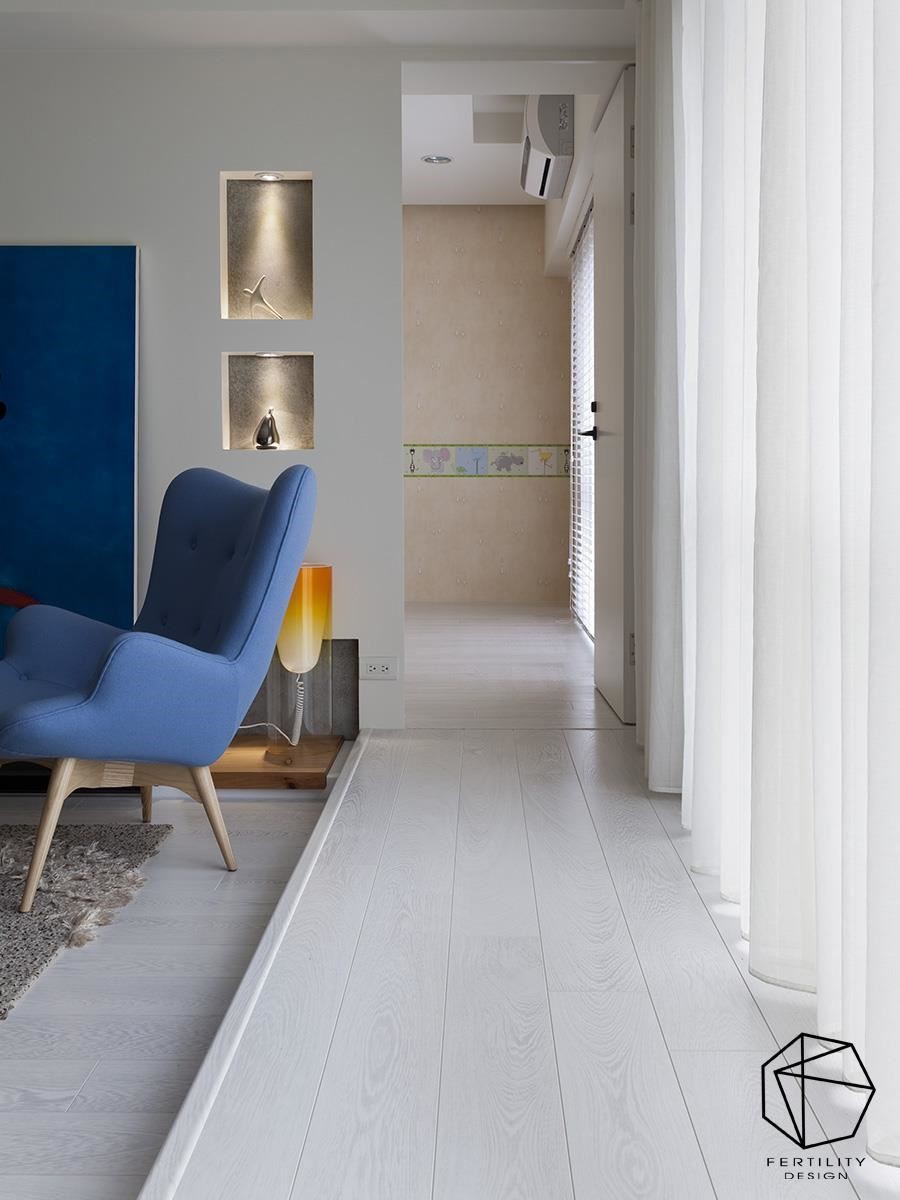 在客厅窗边架高地坪，形成动线指引，拉出通畅的走道空间。