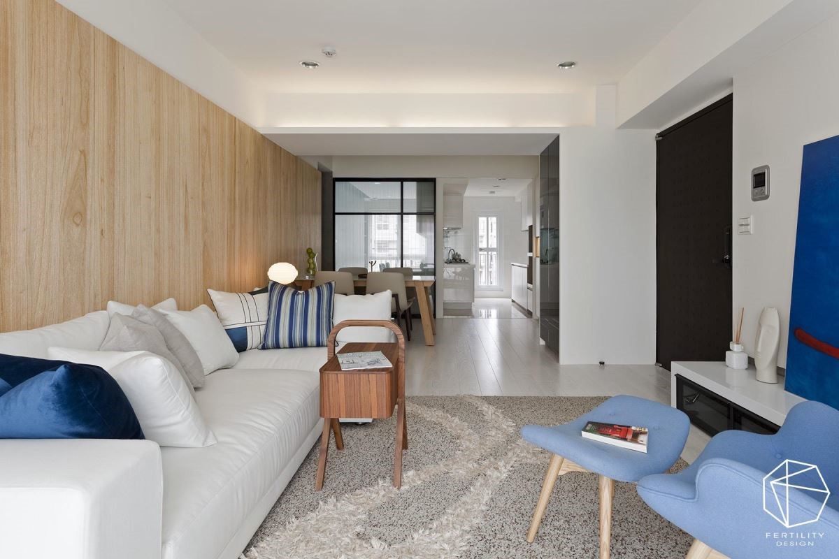 采用客餐厅合一的开放格局，提高视觉宽敞度，并藉由木皮沙发背墙的一路延伸，再次强化空间纵深。