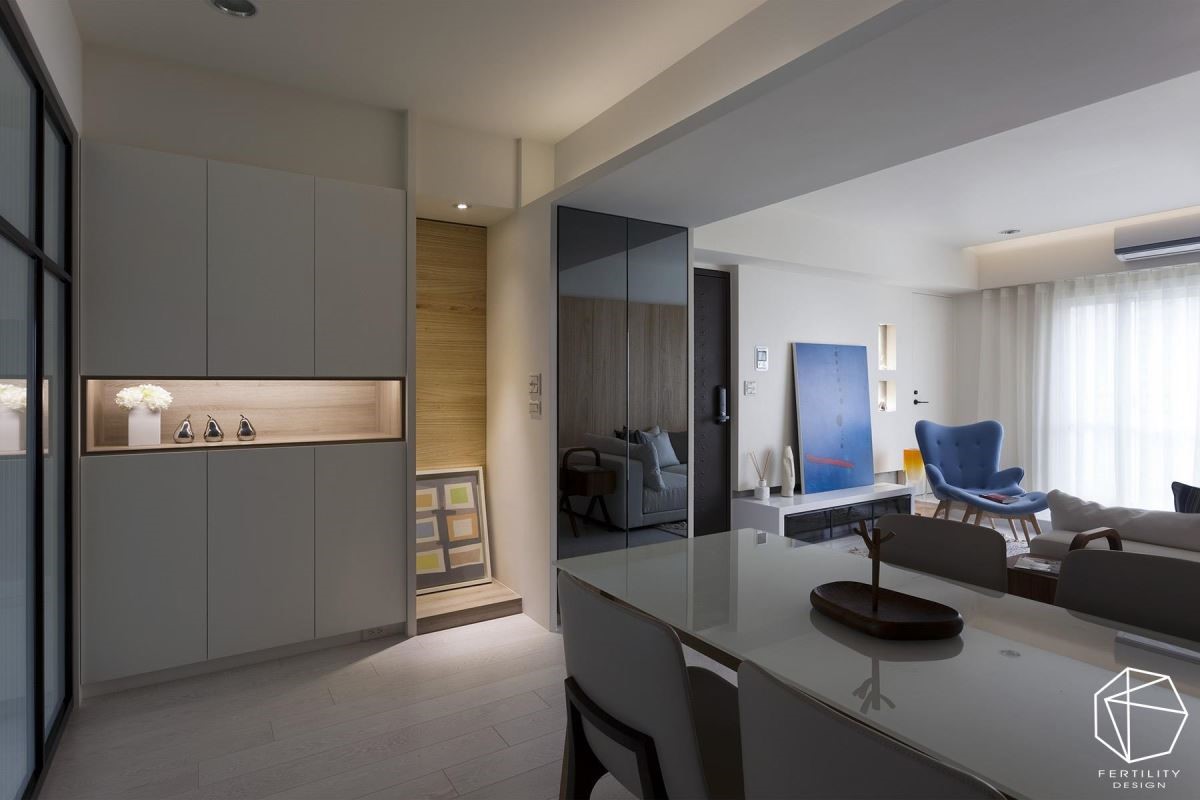 餐厨柜、电器柜连成平整的收纳柜面，中段则刻意留出小小区块，成为摆放对象的展示区。