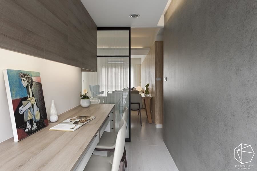 移除原本紧邻在厨房旁的卧室，变为开放式书房，并透过半穿透的拉门，促成前后光线串连，使屋内采光更为明亮。