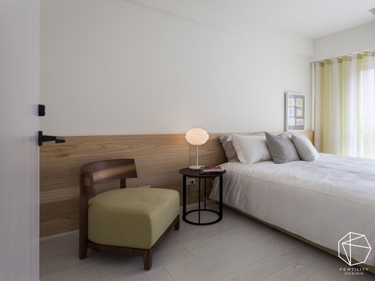 纯净淡雅的卧室，以淡雅的木地板铺陈整室，展现柔和气氛。