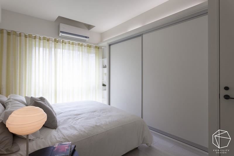 格局改变后，房内空间更加大，并规划整面衣柜，加强收纳机能。