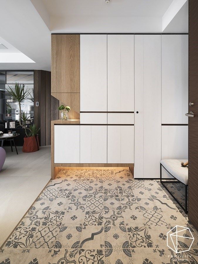 玄关于地坪铺陈复古花砖，让入口区域跳出视觉亮点，并形成室内室外的界定。