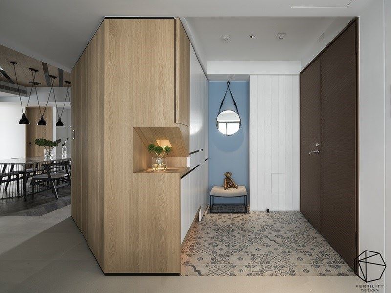 玄关除了配置鞋柜，也延伸出隐藏式储藏间，坐拥更多的收纳机能，搭配换鞋凳设计，让外套、鞋子的穿脱变得更加轻松。