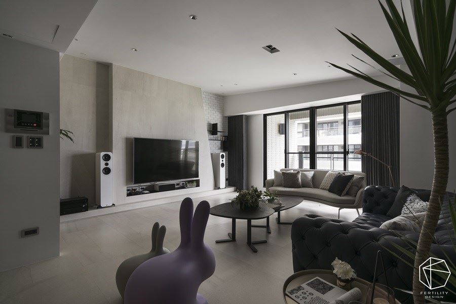 选用灰白色砖面铺陈电视墙，带出轻盈不厚重的立面风貌，边角更刻意做出斜角造型，并局部妆点文化石，让墙面简约中带有趣味层次。