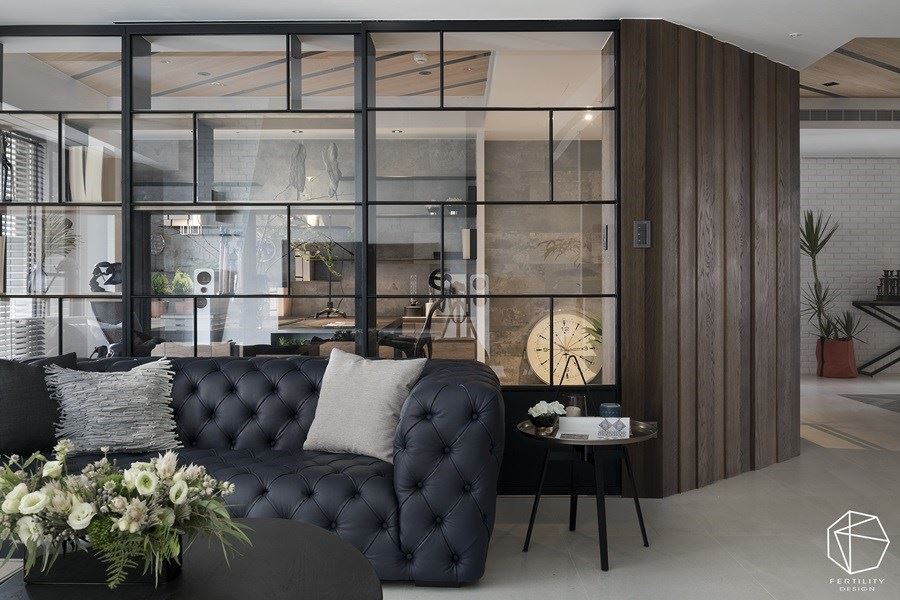 书房采用铁件、玻璃建构隔断，关起时有如一道完整墙面，可适时区划前后范围，而玻璃建材的通透性，则让空间感更为宽敞。