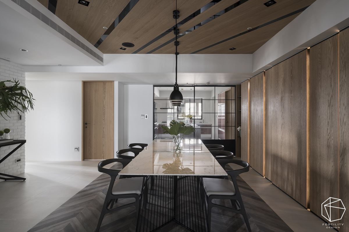 餐厅旁侧整面墙选用钢刷木皮铺叙，再结合线性灯光表现，勾勒出自然的休闲氛围。