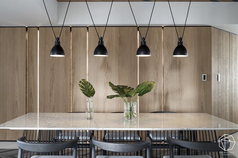 木墙为背景，搭配着绿意植物的摆放，营造恬静平和的桌上风景。