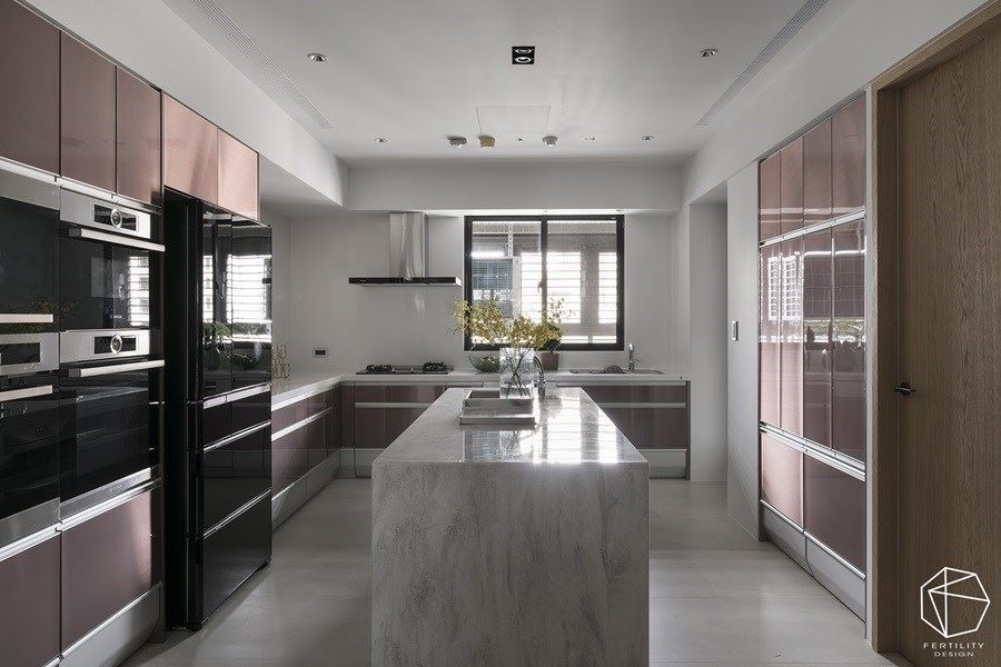 合理使用厨房的每一个角落，以时髦金属色彩和简洁线条，提亮整体彩度，并利用各种抽屉与设备的收纳，创造更宽敞、不杂乱的厨房空间。