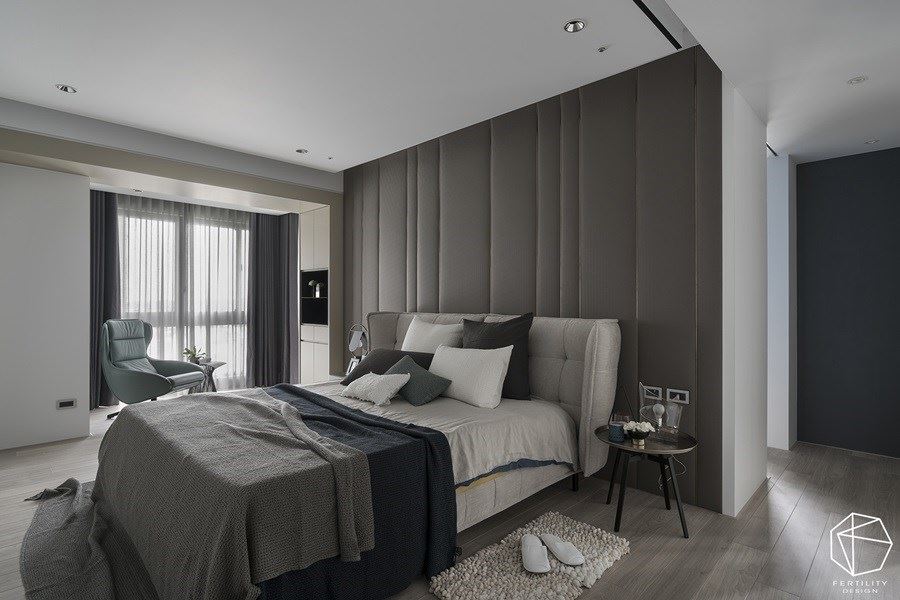 在主卧室保留局部空间，作为放置婴儿床的位置，日后当小孩长大，空间即可转化成为休憩角落，无论是改成摆放单椅或按摩椅，都很合适。