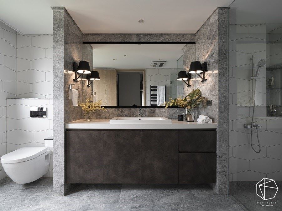 卫生间选用六角砖拼贴壁面，搭配灰色石材衬托，并选用美丽的小型植栽妆点，瞬间增添视觉亮点，展现高质量的空间之美。