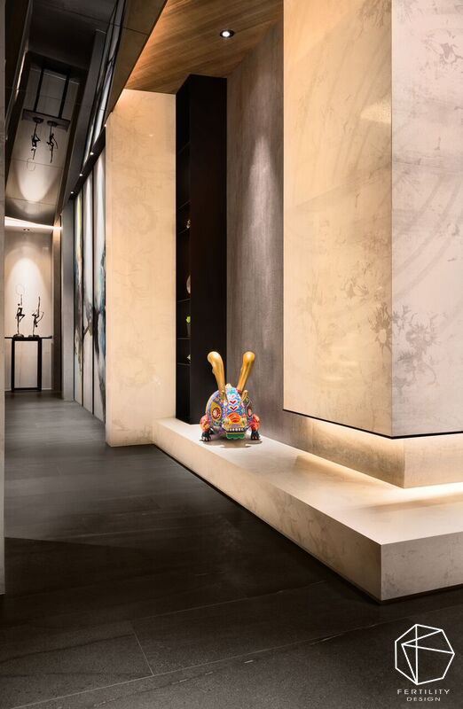 为了满足屋主收藏喜好设置展示内嵌壁柜，搭配暖黄光源的烘托，做出量体与材质的整合，打造进门后的美好风景。