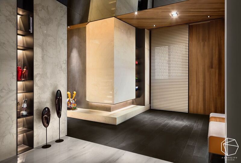 巧妙移动客厅与长亲房位置，以异材质地坪界定不同场域段落，并藉由长廊串联，循序渐进地引导动线。