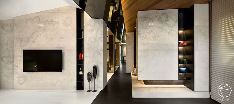 石材为壁、镜面妆点天花板，以多元建材进行层次混搭，让住宅盈满艺廊般的典雅氛围。