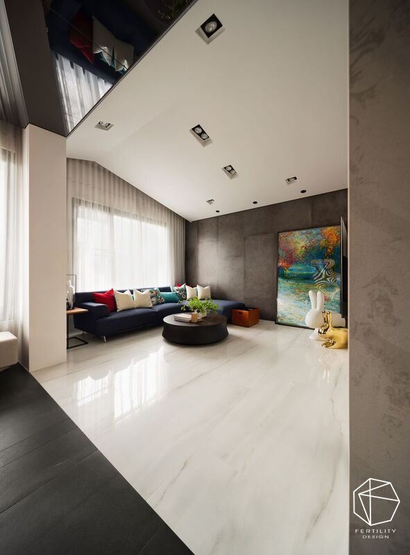 规划特殊的斜屋顶造型，增添扩容效果，并援引日光入室，采用白色地坪形塑净白背景，让客厅显得纯净雅致。