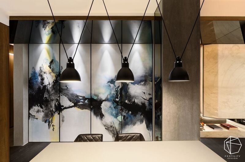 将机能与艺术紧密贴合，以手绘的巨幅山水画、取代制式门片，妥善隐藏长辈房的入口。