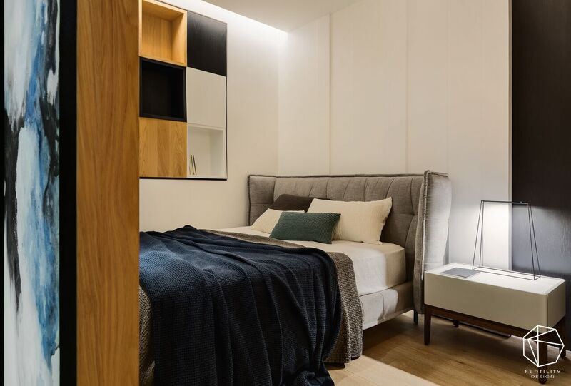 长辈房内延续水墨意象，材质、色彩均简约呈现，散发沉稳的质感。