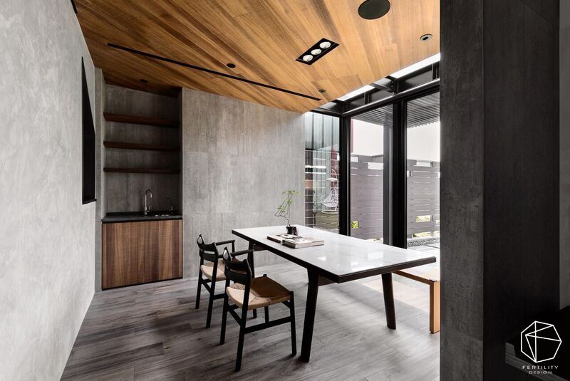 原先位于阴暗角落的餐厅，将其挪移至后院，借着大面积的玻璃墙引入采光，与绿意日光相随，改变用餐空间视野。