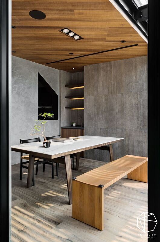 天花板及柜体采木质铺陈，呼应窗外自然景致，注入温润暖意。