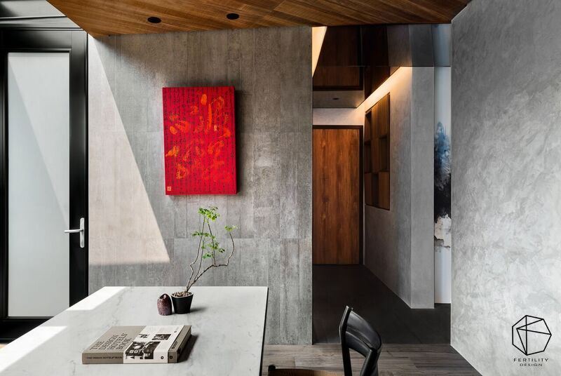 墙面上则漆上进口特殊漆，建构灰色的质朴背景，但之中亦刻意妆点一抹红色装饰画聚焦，成为最美丽的吸睛主角。