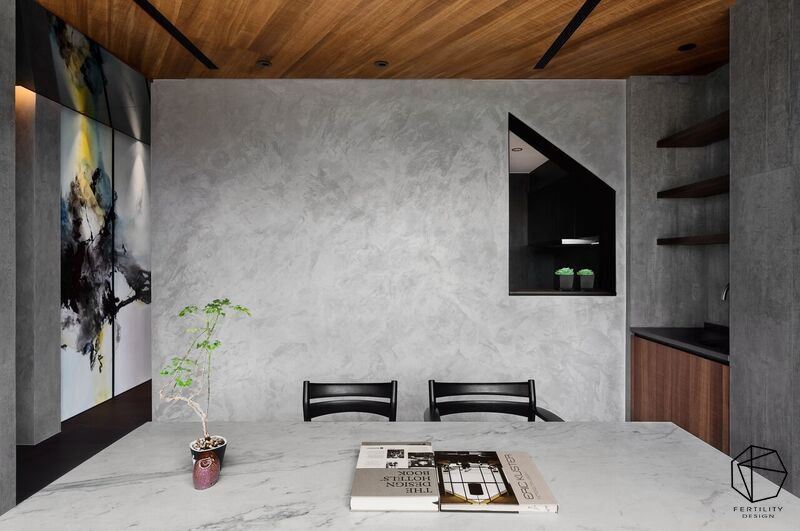 墙面妆点屋型窗框，形成创意焦点，带出设计里的巧思。