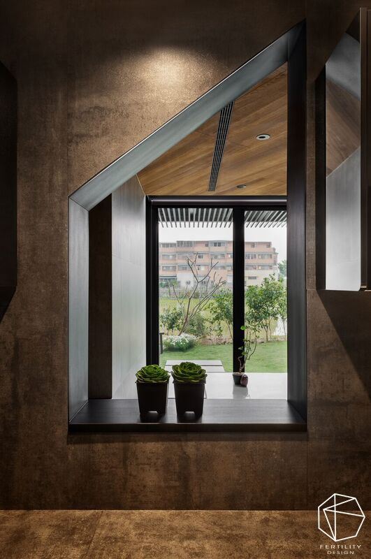 窗框亦将促成采光的传递交流，由窗望向室外，可见趣味框景视角。