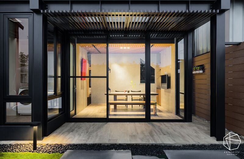 利用格栅将空间感拉出户外，以玻璃消弭室内外隔阂，让人在室内外都可享受到庭院风光。