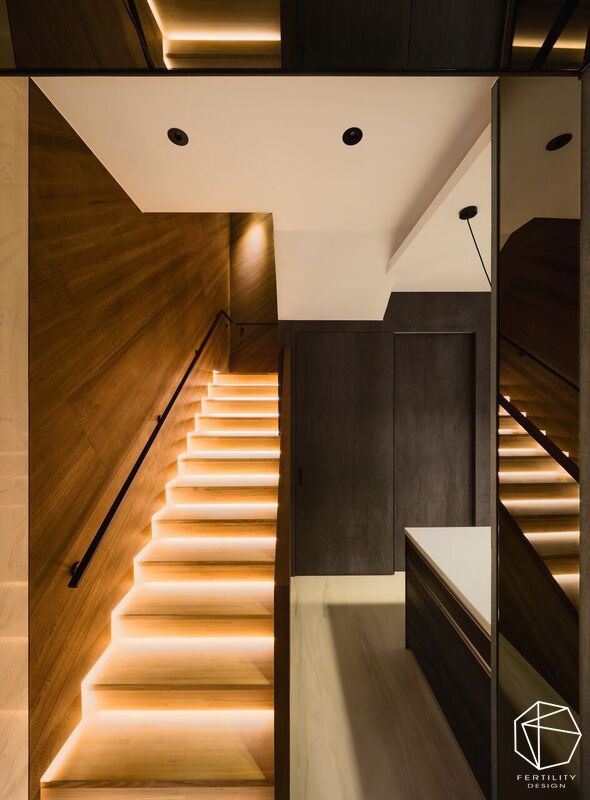 楼梯设计则沿途装设的地脚灯，不只增加量体轻盈感，也让夜间行走更安全。