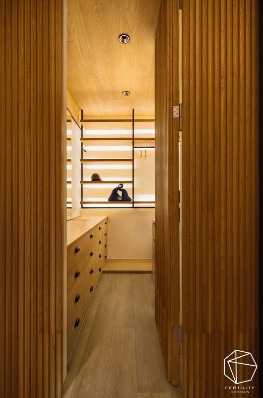 更衣间加入简洁的层架，给予适切的柜体划分，让每一件对象都可被整齐排列，如同精品柜般典雅精致。