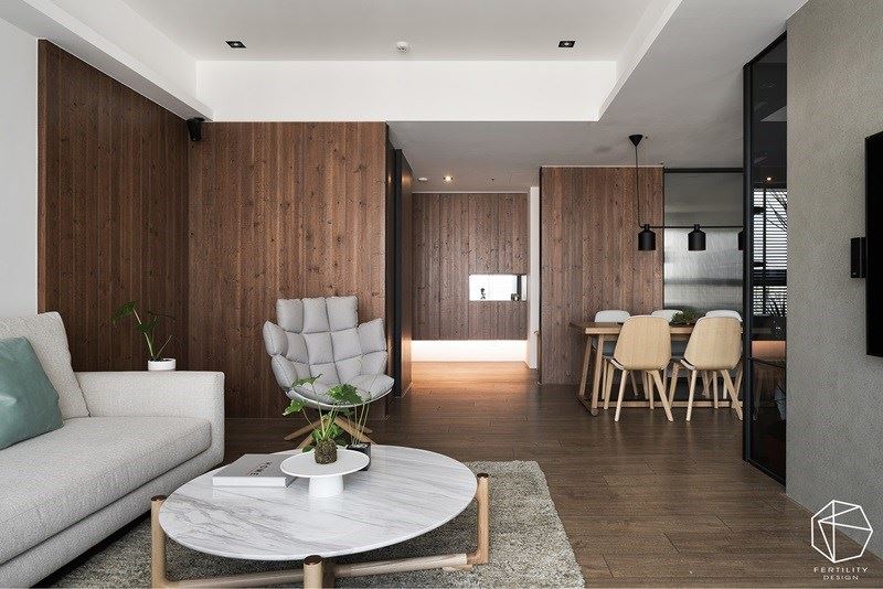 以简约素材搭配利落线条，构筑整个住宅基底，运用大量的木质调混搭局部仿清水模漆，营造朴质感受。