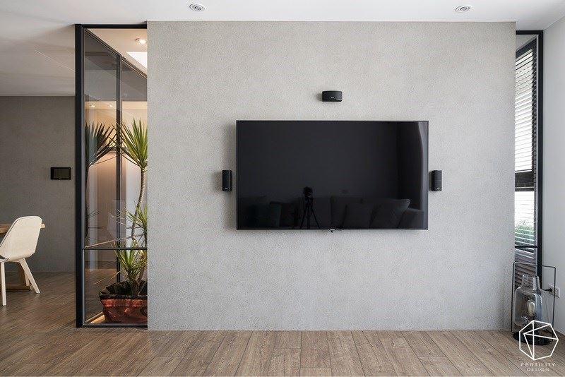 拆除书房原有的墙面，改以铁件为框、玻璃建材为面，打造出穿透感书房，让书房与客厅形成视觉串联。