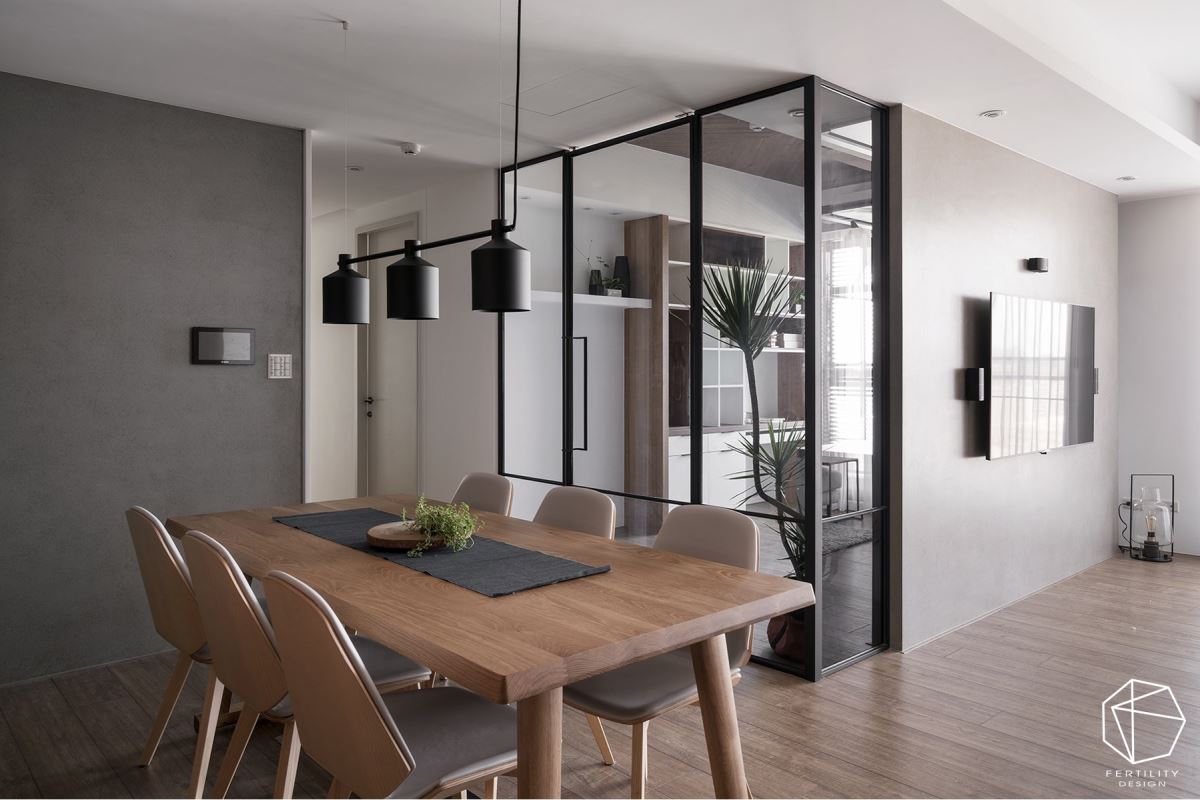 经由格局调配，满足了屋主的储物与书房需求，并促成书房、餐厅之间的美好互动。