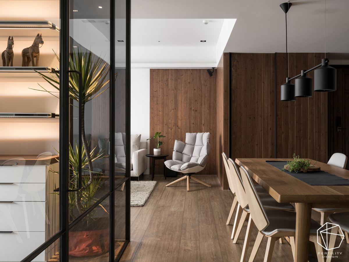 选用温润木色作为空间背景，让家中盈满温度，并偶然可见转角摆放的绿意植栽，带出清新的端景焦点。