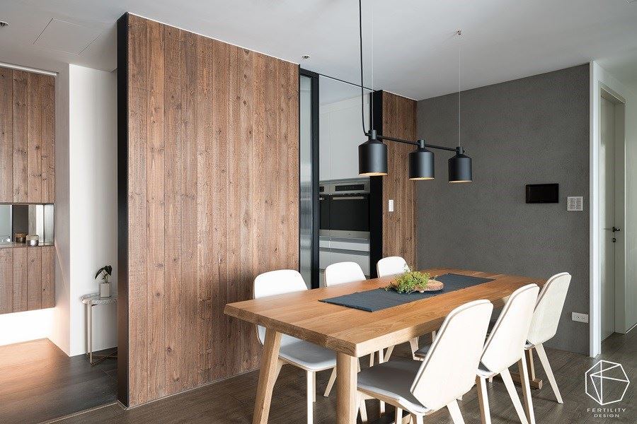 厨房设置玻璃推拉门，有效阻挡油烟逸散，同时无碍光线交流。