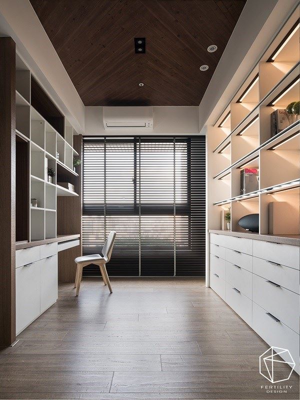 有如小木屋般的休闲书房，以百叶帘筛落采光，并保有适度的空间感。