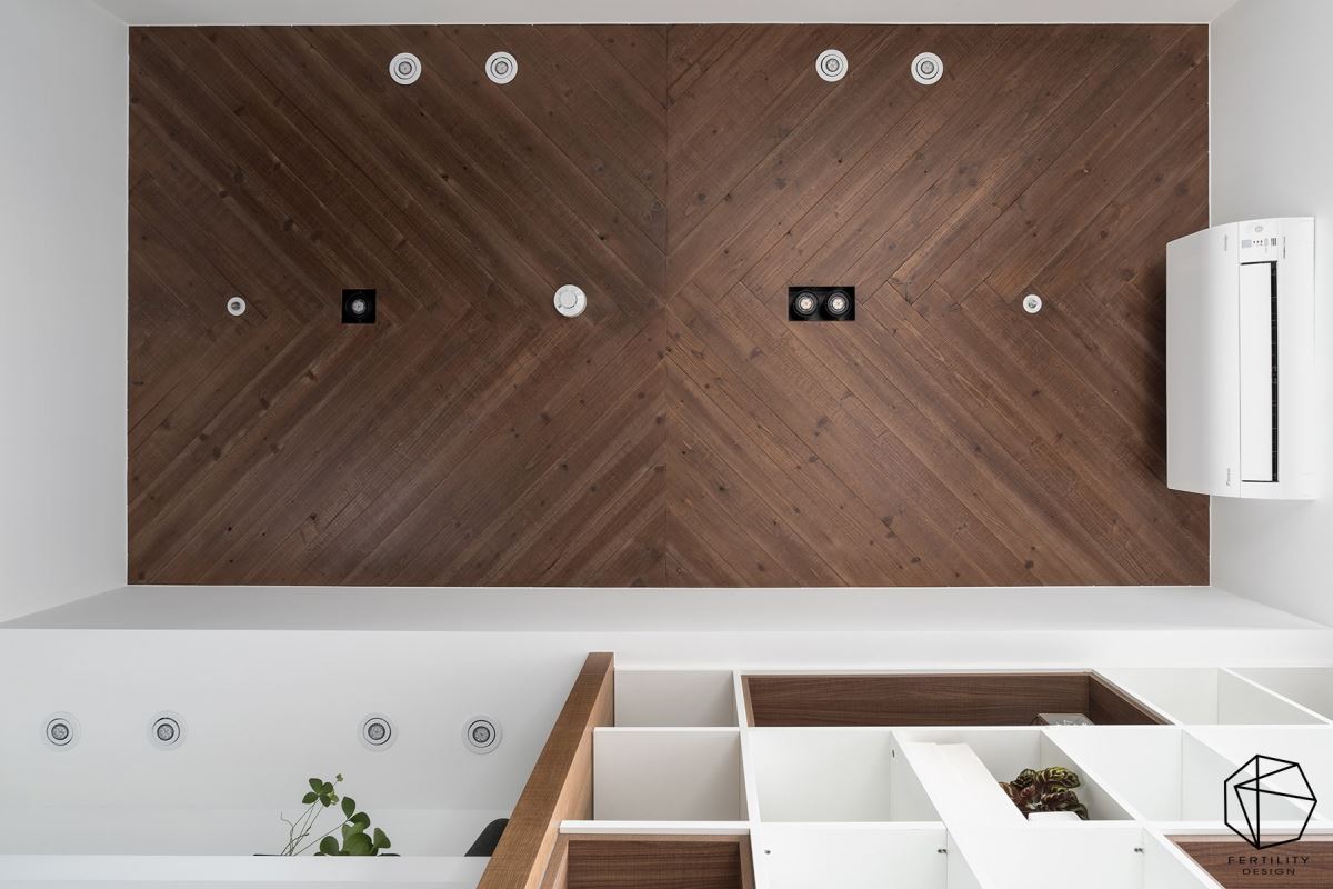 书房天花板刻意以木皮板做拼贴，让空间轮廓更加立体，顺势带动视觉向上提升，让空间弥漫着温暖氛围。